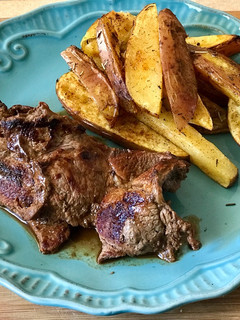 Una foto de Bistec 🥩 con cerveza negra