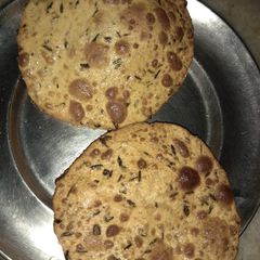 A picture of Urad ke chilke ki poori.