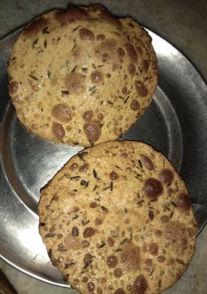 A picture of Urad ke chilke ki poori.