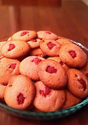 A picture of White chocolate raspberry cookies.