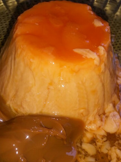 Una foto de Flan de dulce de leche 🍮 con más dulce de leche !! 😋