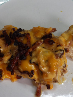 Una foto de Pechugas de pollo rellenas con bacon y queso