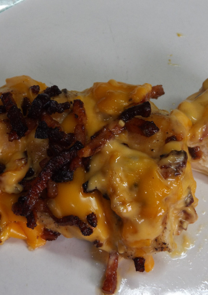 Una foto de Pechugas de pollo rellenas con bacon y queso