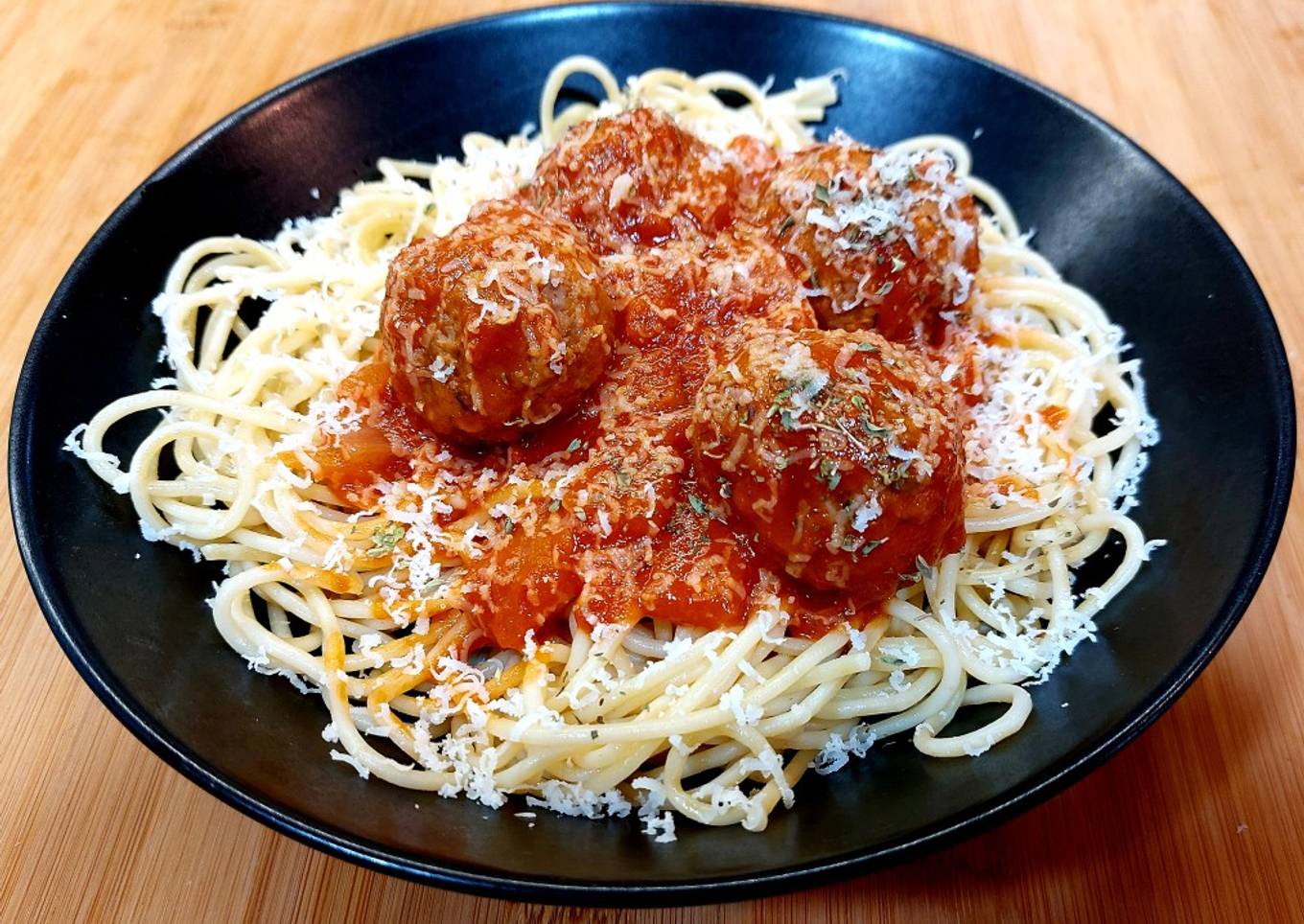 Espaguetis con albóndigas