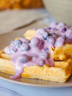 Una foto de Gofres de yogur con arándanos