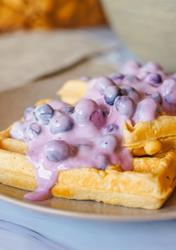 Una foto de Gofres de yogur con arándanos