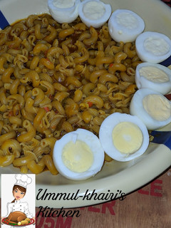 A picture of Macaroni and boiled eggs.
