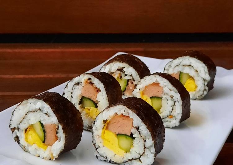 Langkah Mudah untuk Menyiapkan Sushi Roll (Telur, sosis, kyuri) yang Lezat
