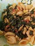 Ensalada de pasta con espinacas y camarones