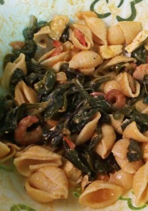 Una foto de Ensalada de pasta con espinacas y camarones