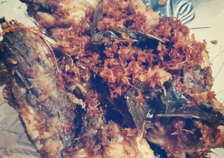 Ayam goreng serundeng kelapa