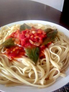 Una foto de Tallarines 🍜 con Salsa Arrabiata
