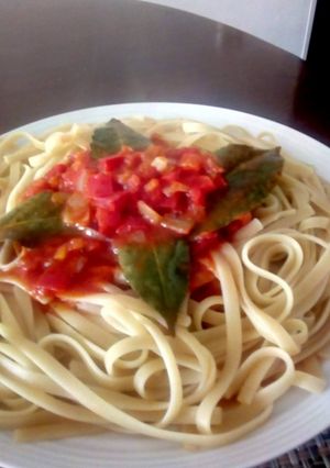 Una foto de Tallarines 🍜 con Salsa Arrabiata