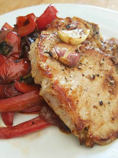 Una foto de Chuletas de cerdo con pimientos caramelizados aromáticos apto para diabéticos