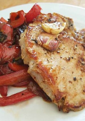 Una foto de Chuletas de cerdo con pimientos caramelizados aromáticos apto para diabéticos