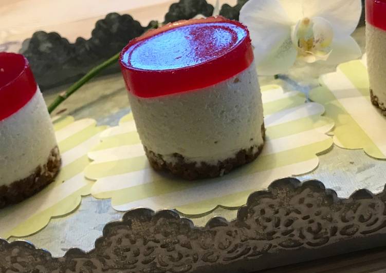 Mini cheesecakes med nøddebund og granatæble/appelsingelé - Rimmers Køkken