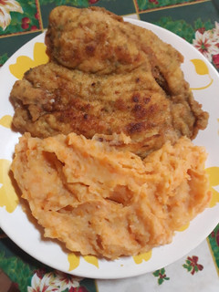Una foto de Milanesas de pollo o "supremas" con puré.😋
