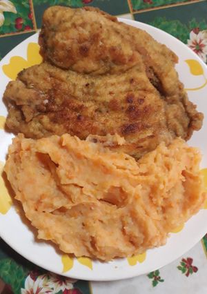 Una foto de Milanesas de pollo o "supremas" con puré.😋