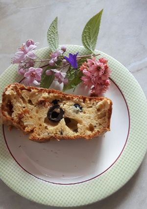 Une photo de Cake aux tomates confites, olives noires, amandes.