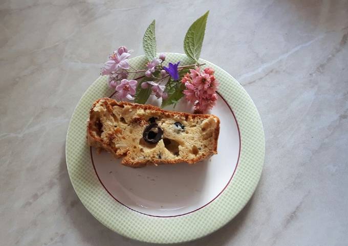 Cake aux tomates confites, olives noires, amandes.