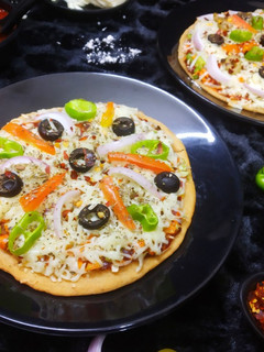 વેજ આટા પીઝા(Veg Atta Pizza recipe in Gujarati) રેસીપી મુખ્ય ફોટો