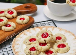 Foto resep Thumbprint Choco Strawberry Maizena Cookies - Ekonomis