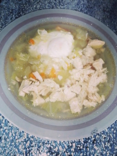 Una foto de Caldo detox de verduras y gallina