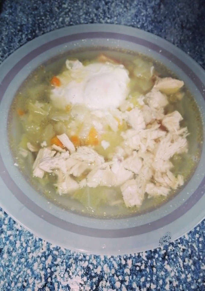 Una foto de Caldo detox de verduras y gallina