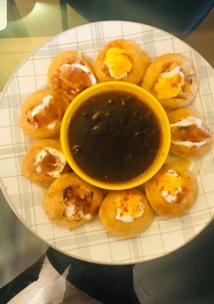 A picture of Golgappa chaat.