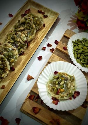 पम्पकिन सीड चिक्की (Pumpkin seed chikki recipe in hindi) रेसिपी मुख्य फोटो