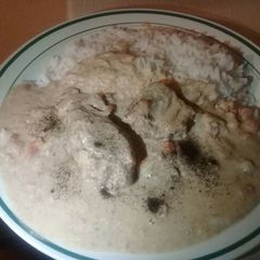 A picture of Cream beef stew with peanuts.