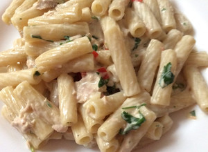 Una foto de Mostaccioli con crema de leche y atún
