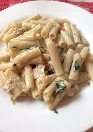 Una foto de Mostaccioli con crema de leche y atún