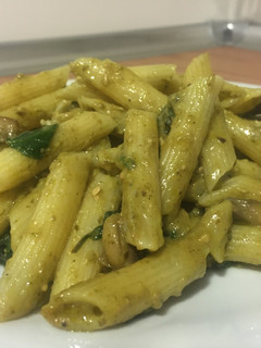 Una foto de Pasta con espinacas, champiñones y pesto