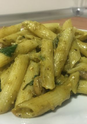 Una foto de Pasta con espinacas, champiñones y pesto