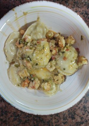 Una foto de Sorrentinos caseros de salmón rosado con salsa de langostinos