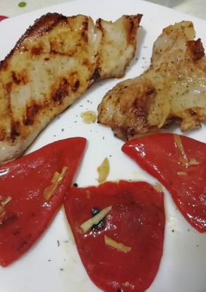 Foto principal de Secreto de cerdo con pimientos del piquillo de guarnición 🥩🌶️