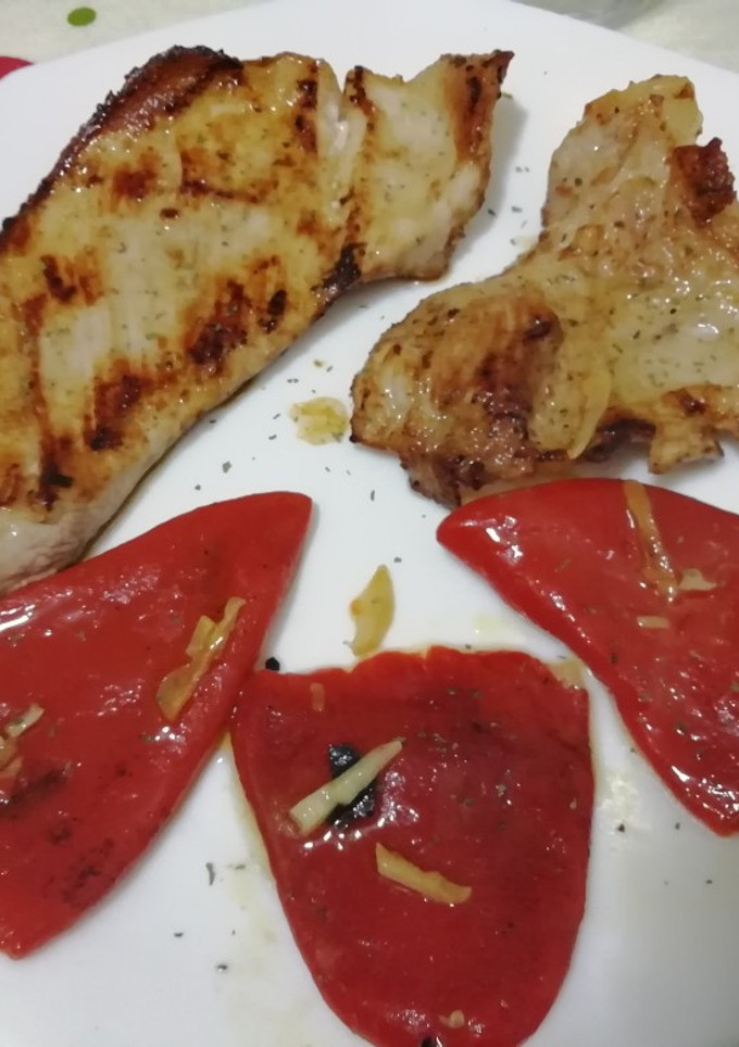 Una foto de Secreto de cerdo con pimientos del piquillo de guarnición 🥩🌶️
