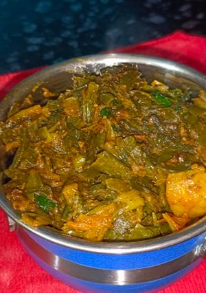 हरा प्याज़ आलू की सब्जी रेसिपी मुख्य फोटो