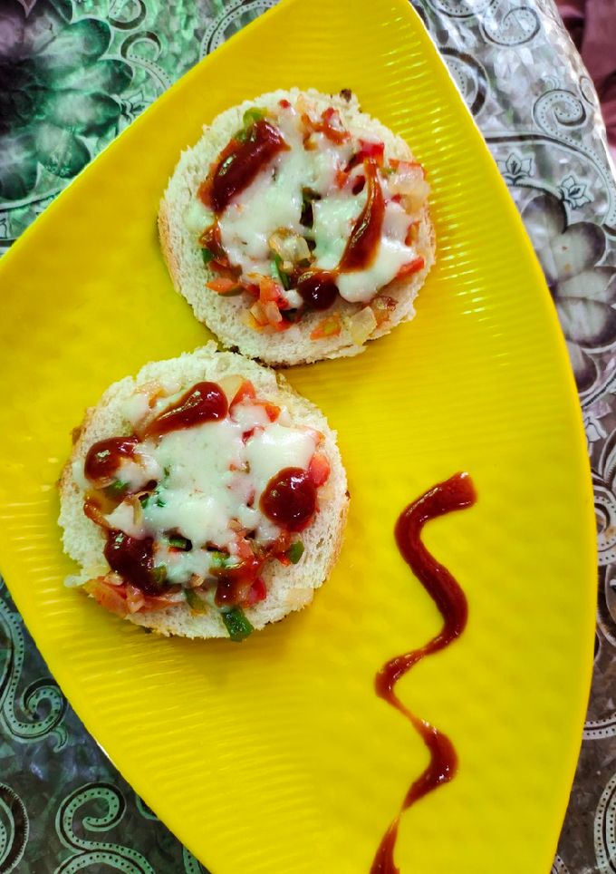 ब्रेड पिज़्ज़ा (Bread pizza recipe in hindi) रेसिपी मुख्य फोटो