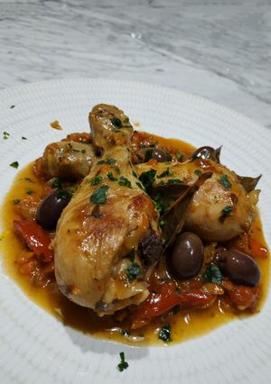A picture of Chicken Drumsticks Cacciatore Style.