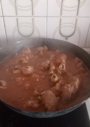 Una foto de Patas de cochino en entomatada
