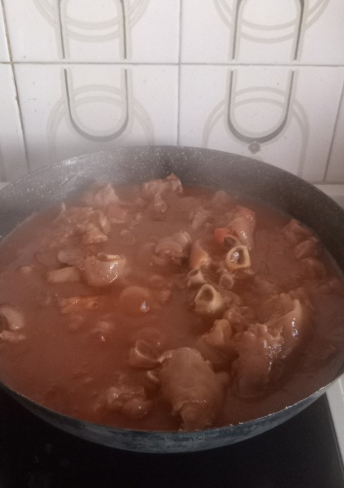 Una foto de Patas de cochino en entomatada
