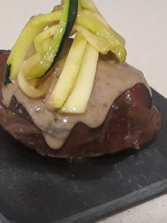 Una foto de Carrillada con salsa de setas