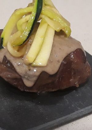 Una foto de Carrillada con salsa de setas