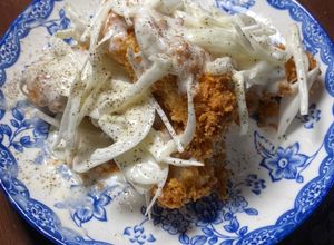 รูปของ ไก่ทอดซอสครีมสลัดใส่หอมใหญ่