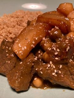 Una foto de Tajine de ternera marroquí con manzanas caramelizadas y garbanzos