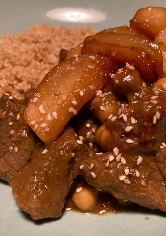 Una foto de Tajine de ternera marroquí con manzanas caramelizadas y garbanzos