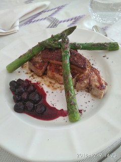 Una foto de Entrecot de ternera blanca con foie y trigueros
