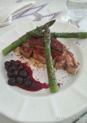 Una foto de Entrecot de ternera blanca con foie y trigueros